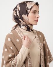 puantiye desenli üçgen şal camel